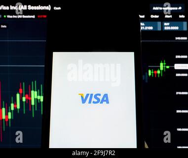 Ukraine. 19 avril 2021. Dans cette illustration, un logo Visa Inc. Affiché sur un smartphone avec les informations boursières de Visa Inc. En arrière-plan. Credit: Igor Golovniov/SOPA Images/ZUMA Wire/Alamy Live News Banque D'Images