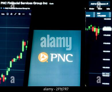 Ukraine. 19 avril 2021. Dans cette illustration, un logo PNC Financial Service Group Inc. Apparaît sur un smartphone avec les informations boursières de PNC Financial Service Group Inc. En arrière-plan. Credit: Igor Golovniov/SOPA Images/ZUMA Wire/Alamy Live News Banque D'Images