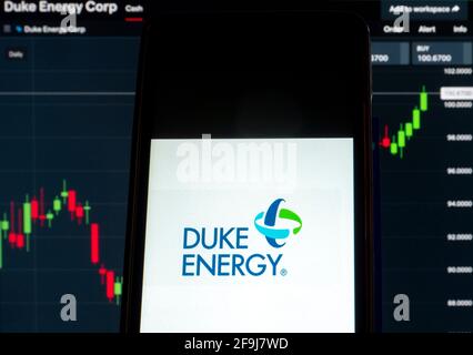 Ukraine. 19 avril 2021. Dans cette illustration, un logo de Duke Energy Corporation est affiché sur un smartphone avec les informations boursières de Duke Energy Corporation en arrière-plan. Credit: Igor Golovniov/SOPA Images/ZUMA Wire/Alamy Live News Banque D'Images