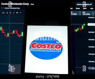Ukraine. 19 avril 2021. Dans cette illustration, un logo Costco Wholesale Corporation affiché sur un smartphone avec les informations boursières de Costco Wholesale Corporation en arrière-plan. Credit: Igor Golovniov/SOPA Images/ZUMA Wire/Alamy Live News Banque D'Images