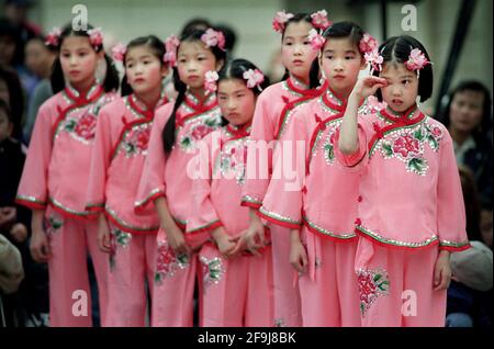 DE JEUNES DANSEURS ATTENDENT DE SE PRODUIRE AU DÉBUT DU FESTIVAL CHINOIS DE GREENWICH Banque D'Images