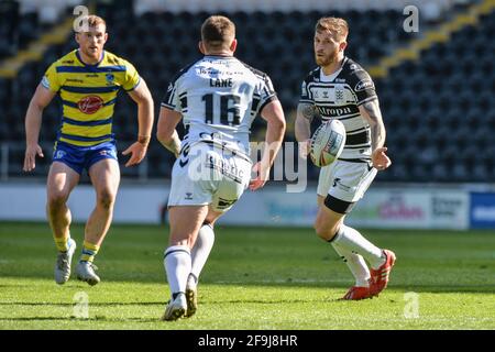 Kingston upon Hull, Angleterre - 18 avril 2021 - Marc Sneyd délègue à Jordan Lane (16) de Hull FC Rugby League Betfred Super League Round 3 Hull FC vs Warrington Wolves au KCOM Stadium, Kingston upon Hull, Royaume-Uni Dean Williams/Alay Live News Banque D'Images