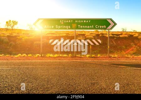 Territoire du Nord, Australie Outback. Panneau de la Stuart Highway direction Alice Springs ou Tennant Creek. Tourisme en Australie centrale, Centre Rouge Banque D'Images