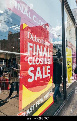 MANCHESTER, ANGLETERRE, Royaume-Uni - 12 avril 2021 ouverture de magasins après verrouillage. Bannière de vente finale à l'étalage de la vitrine Debenhams Banque D'Images