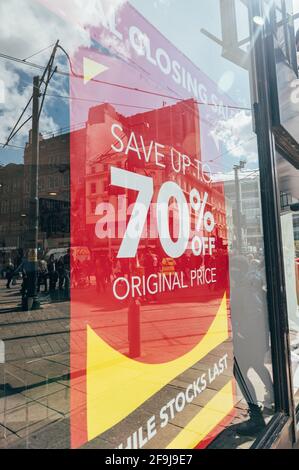 MANCHESTER, ANGLETERRE, Royaume-Uni - 12 avril 2021 ouverture de magasins après verrouillage. Bannière de vente finale à l'étalage de la vitrine Debenhams Banque D'Images