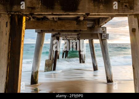 une longue exposition sous la jetée de noarlunga au coucher du soleil En Australie méridionale le 19 avril 2021 Banque D'Images