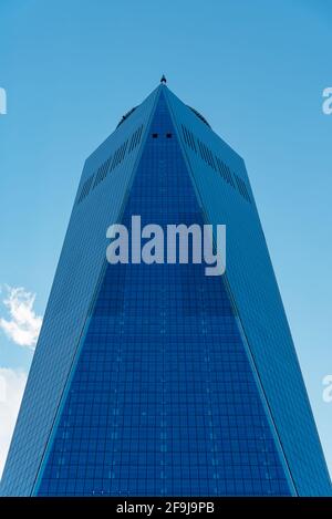 New York City, États-Unis - 20 juin 2018 : vue à angle bas du One World Trade Center de New York. Plan vertical contre ciel bleu. Business, Finance et Techno Banque D'Images