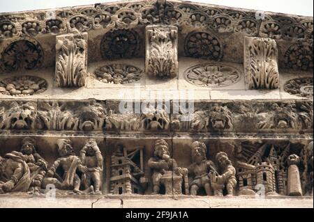 France, Gard, Nîmes, détail de la façade de la cathédrale notre Dame et Saint Castor, Bass relief Banque D'Images