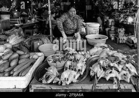 Poulet Frais Et Canards À Vendre Sur Le Marché De Psar Nath (Marché Central}, Battambang, Cambodge. Banque D'Images