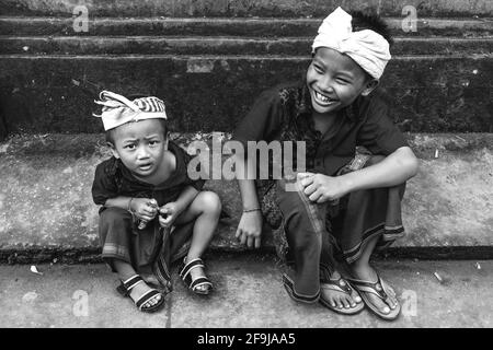 Enfants hindous balinais à la cérémonie Batara Turun Kabeh, Temple de Besakih, Bali, Indonésie. Banque D'Images