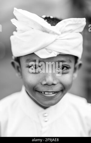 Un garçon hindou smiling balinais à la cérémonie Batara Turun Kabeh, Temple de Besakih, Bali, Indonésie. Banque D'Images