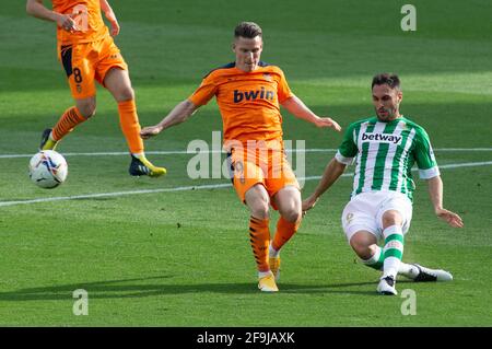 Kevin Gameiro de Valence et Victor Ruiz de Real Betis lors du championnat d'Espagne la Ligue football match entre Real Betis Balompie et Valencia CF le 18 avril 2021 au stade Benito Villamarin à Séville, Espagne - photo Joaquin Corchero / Espagne DPPI / DPPI / LiveMedia Banque D'Images