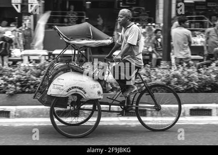 Un becak traditionnel (cycle Rickshaw) dans la rue Malioboro, Yogyakarta, Indonésie. Banque D'Images