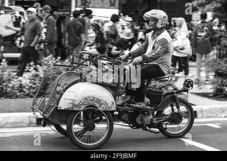 Taxi moto, rue Malioboro, Yogyakarta, Indonésie. Banque D'Images