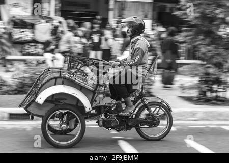 Taxi moto, rue Malioboro, Yogyakarta, Indonésie. Banque D'Images