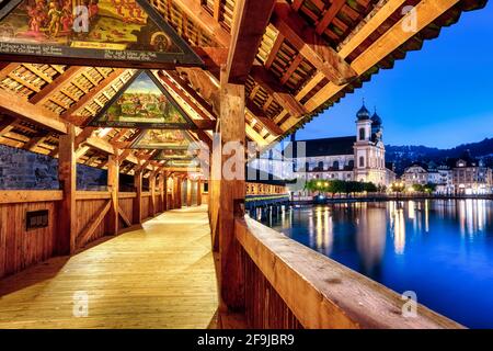 Lucerne, Suisse, vue sur l'église jésuite depuis le pont historique de la chapelle en bois, célèbre pour ses peintures médiévales datant de l'année 1630 Banque D'Images