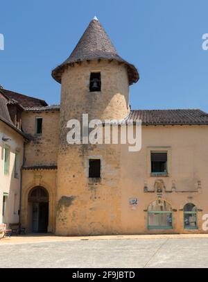 Belvès, en Dordogne, est considérée comme l'une des plus belles villes de France. Une partie de l'ancien hôpital est montrée ici. Banque D'Images