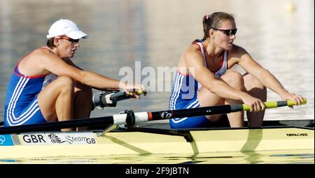 JEUX OLYMPIQUES À ATHÈNES 2004. 21/8/2004 FINALE DE LA PAIRE DE FEMMES D'AVIRON KATHERINE GRAINGER ET AVC CATH BISHOP GAGNANT L'ARGENT. PHOTO DAVID ASHDOWN.JEUX OLYMPIQUES ATHÈNES 2004 Banque D'Images