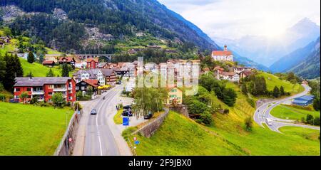 Vue panoramique sur le village de Wassen, dans la vallée des Alpes suisses, canton d'Uri, Suisse Banque D'Images