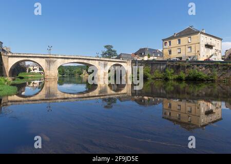 Un vieux pont en pierre sur la Vézère, et son reflet, à Montignac, Dordogne, France Banque D'Images