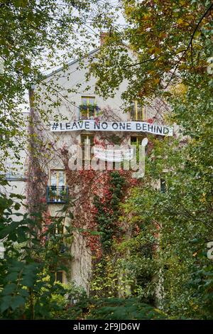 Ne laissez personne derrière vous, transparent an Fassade à Kreuzberg, Berlin, Allemagne Banque D'Images