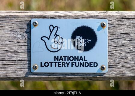 Fonds de loterie nationale, fonds de loterie, plaque sur un banc en bois dans la réserve naturelle de Pces Meadow, Surrey, Royaume-Uni Banque D'Images