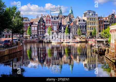 Amsterdam, pays-Bas - 12 juillet 2020 : le centre de la vieille ville sur la rivière Amstel, dans la ville d'Amsterdam, en Hollande du Nord, est la principale attraction touristique de la ne Banque D'Images