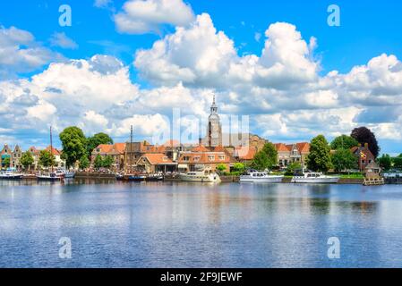 Ville et port historiques de Blokzijl, une destination touristique et sportive dans la province d'Overijssel, pays-Bas Banque D'Images