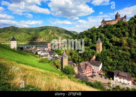 Bacharach am Rhein, Allemagne, célèbre pour ses vignobles, ses tours médiévales et son château et son emplacement romantique dans une vallée du Rhin Banque D'Images