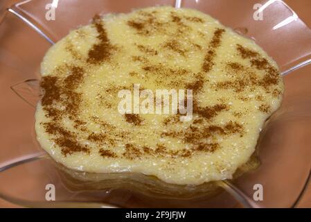 Dessert portugais traditionnel Arroz Doce - semblable à l'arroz espagnol con leche et au riz au lait Banque D'Images