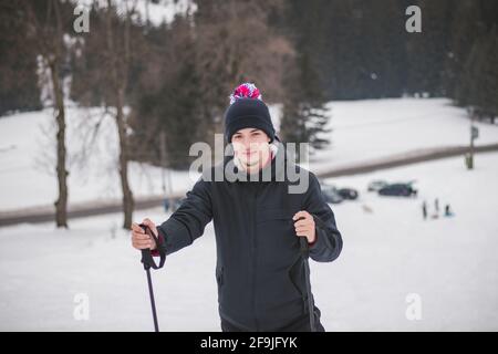 Portrait naturel d'un jeune homme ambitieux au sommet d'une montagne dans les monts Beskydy en République tchèque, en Europe. Un homme âgé de 20-24 ans dans un Banque D'Images