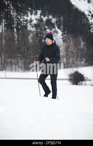 Portrait naturel d'un jeune homme ambitieux au sommet d'une montagne dans les monts Beskydy en République tchèque, en Europe. Un homme âgé de 20-24 ans dans un Banque D'Images