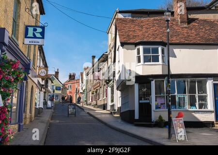 Market Hill Saffron Walden, vue sur les boutiques locales bordant les deux côtés de Market Hill, une artère populaire de la ville de marché de Saffron Walden dans l'Essex. Banque D'Images