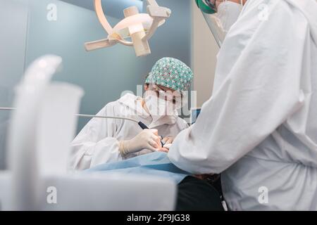 Patient dentaire ayant les dents nettoyées et polies par l'hygiéniste. Concept de santé dentaire Banque D'Images