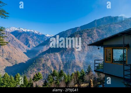 Une vallée de montagne, Pekhri, vallée de Tirthan, Himachal Pradesh, Inde Banque D'Images