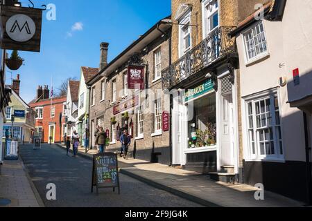 Market Hill Saffron Walden, vue sur les boutiques locales qui bordent le côté est de Market Hill dans la ville marchande d'Essex, Saffron Walden, Angleterre, Royaume-Uni. Banque D'Images