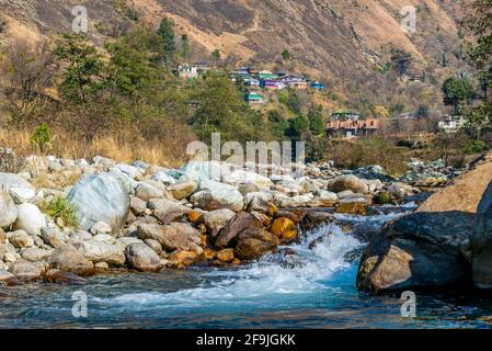 Un ruisseau de montagne, Pekhri, vallée de Tirthan, Himachal Pradesh, Inde Banque D'Images