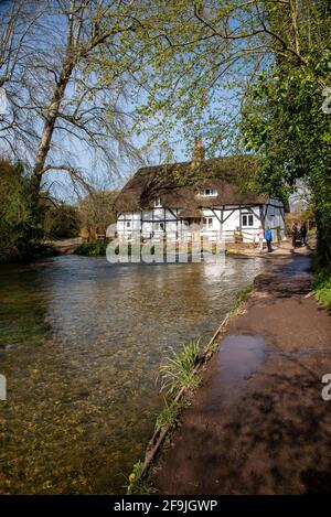 Alresford, Hampshire, Angleterre, Royaume-Uni. 2021, le moulin à Fulling un bâtiment historique de chaume avec la rivière rapide Arle passant sous l'ancien mil Banque D'Images