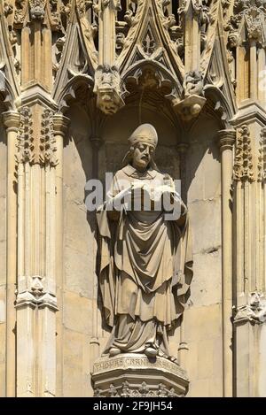 Canterbury, Kent, Royaume-Uni. Cathédrale de Canterbury : statue sur le porche sud-ouest de 'Thomas Cranmer Archiepisc' Thomas Cranmer (1489 - 1556) dirigeant de l'E Banque D'Images