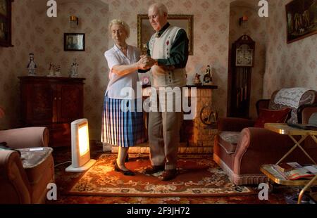 GEORGE DOUGLAS ET MONA MCCANN, QUI VIVENT À EASINGTON COLLIERYAND ET QUI ONT TOUS DEUX ÉTÉ VEUFS, SONT DEVENUS DES PARTENAIRES DANSANTS, DANS UNE VILLE RENDUE CÉLÈBRE PAR LE FILM BILLY ELLIOT. 5/5/05 TOM PILSTON Banque D'Images