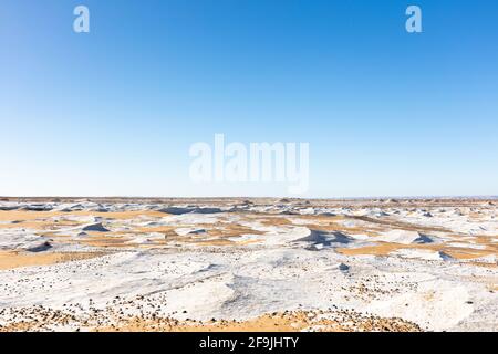 Paysage parfait du désert blanc sur fond de ciel bleu. Banque D'Images