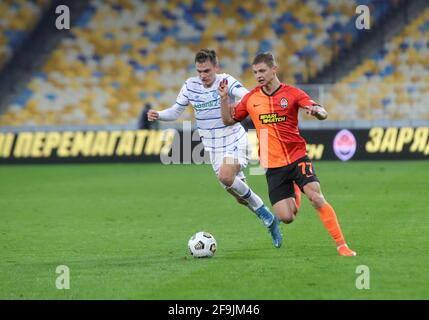 KIEV, UKRAINE - 17 AVRIL 2021 - milieu de terrain Volodymyr Shepeliev (L) du FC Dynamo Kyiv et défenseur Valeriy Bondar du FC Shakhtar Donetsk sont vus dans un Banque D'Images