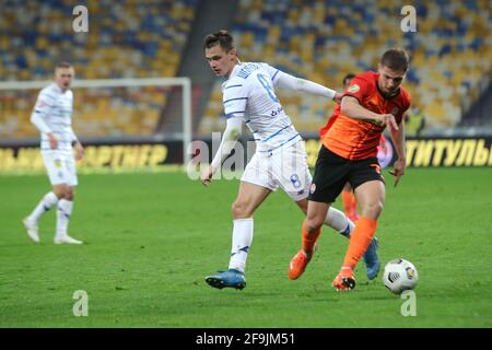 KIEV, UKRAINE - 17 AVRIL 2021 - milieu de terrain Volodymyr Shepeliev (L) du FC Dynamo Kyiv et défenseur Valeriy Bondar du FC Shakhtar Donetsk sont vus dans un Banque D'Images