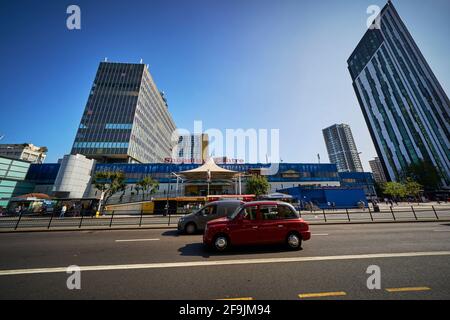 Voitures passant devant le centre commercial Elephant and Castle dans le sud-est de Londres. Banque D'Images