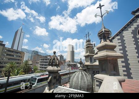 Medellin, Antioquia / Colombie - 03 août 2017. Palais de la culture Rafael Uribe Uribe et Coltejer les symboles de la ville Banque D'Images