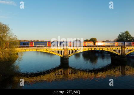 Train South Western Railway traversant la Tamise près de Richmond, vu du pont de Twickenham au crépuscule avec ciel bleu et soleil / ciel bleu et ensoleillé. Richmond-upon-Thames. Royaume-Uni Angleterre (123) Banque D'Images