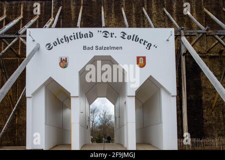 12 avril 2021, Saxe-Anhalt, Schönebeck : l'entrée du parc thermal Bad Salzelmen passe par la maison de remise des diplômes dont le passage 'Soleheilbad 'dir, Tolberg' - Bad Salzelmen' peut être lu. La maison de remise des diplômes a été construite au milieu du XVIIIe siècle et avait à l'origine une longueur de plus de 1800 mètres. Le but de la maison de graduation était de raccourcir le processus d'ébullition de la saumure, car la saumure avait pu auparavant s'évaporer dans la maison de graduation en raison du vent et du soleil, augmentant ainsi la teneur en sel de la saumure. Aujourd'hui, le bâtiment est utilisé pour l'inhalation en plein air, comme le Banque D'Images