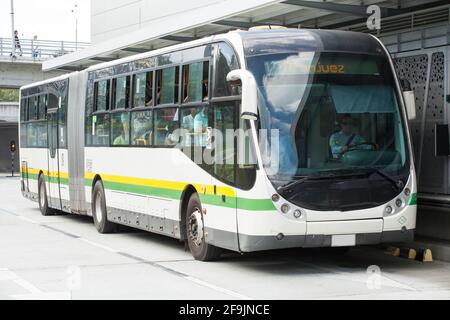 Medellin, Antioquia / Colombie - 03 août 2017. Système de transport de masse intégré Metroplús de type bus de capacité moyenne Banque D'Images