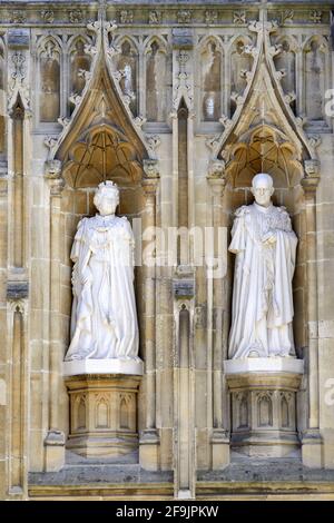 Canterbury, Kent, Royaume-Uni. Cathédrale de Canterbury : statues de la reine Elizabeth II et du prince Philip, duc d'Édimbourg (par Nina Bilby) dévoilées par la reine i. Banque D'Images