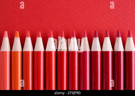 Gros plan de nombreuses nuances de crayons rouges en bois Banque D'Images